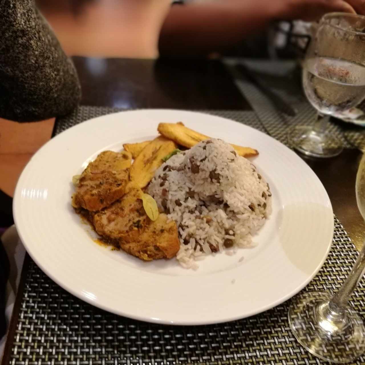 lechón y arroz con guandú