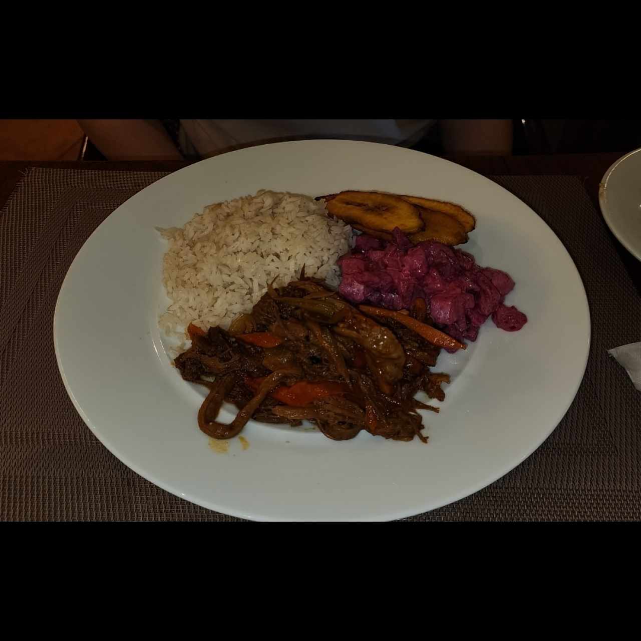 ROPA VIEJA, ARROZ Y TAJADAS