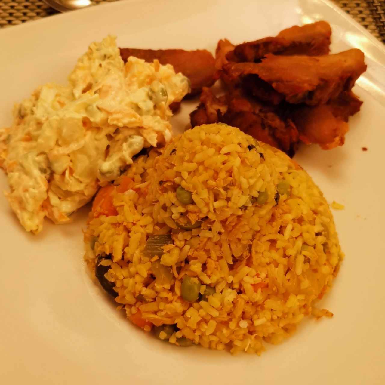 arroz con pollo y lechona frita
