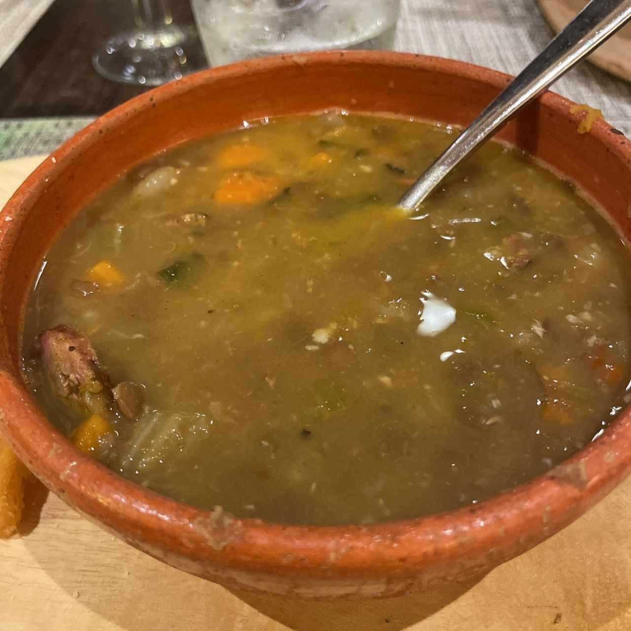 Sopa de lentejas (chorizo, chicharrón ahumado)