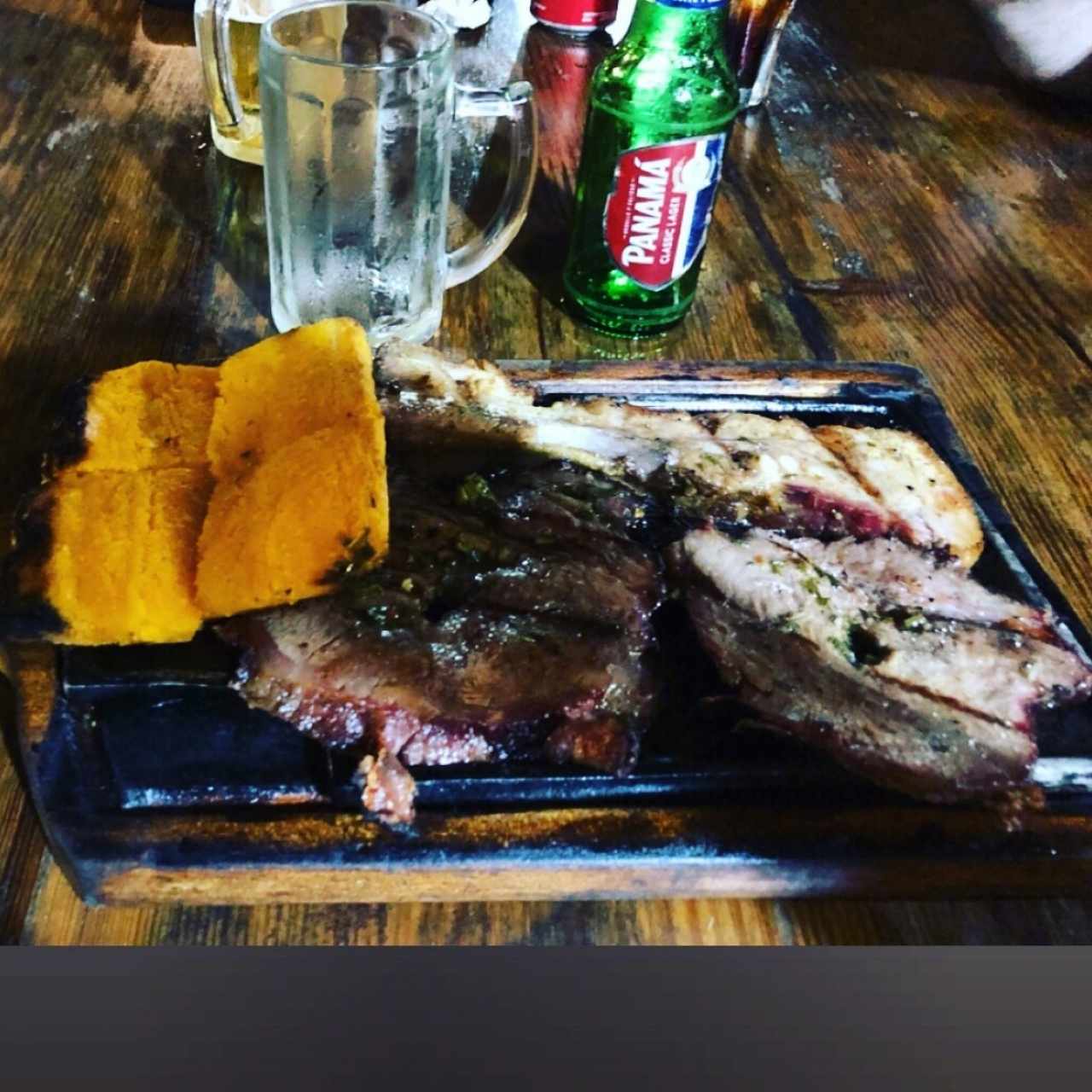 especial no sale en el menú le llamamos plato biker mix de ternera y lechon azado 