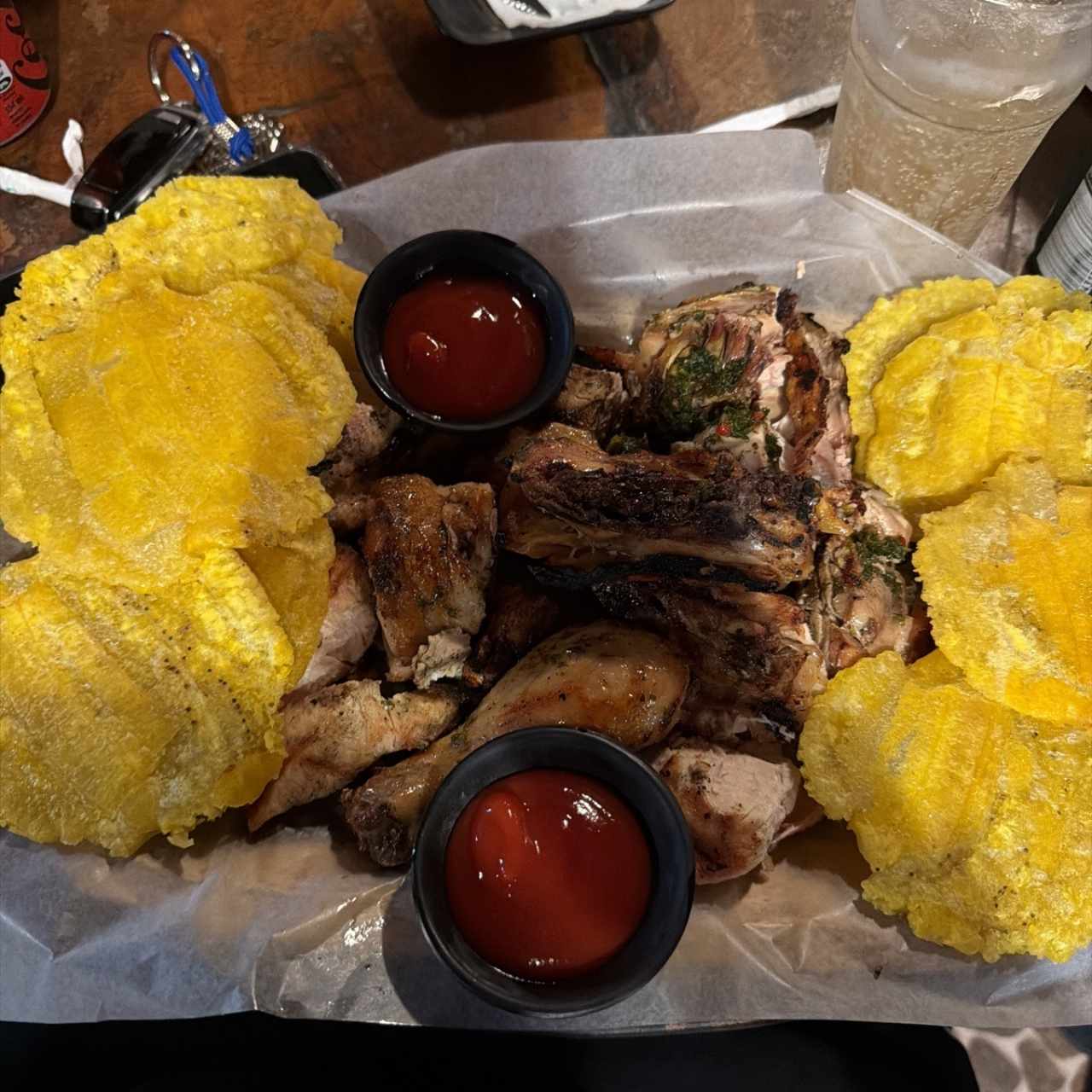 Medio pollo con patacones 