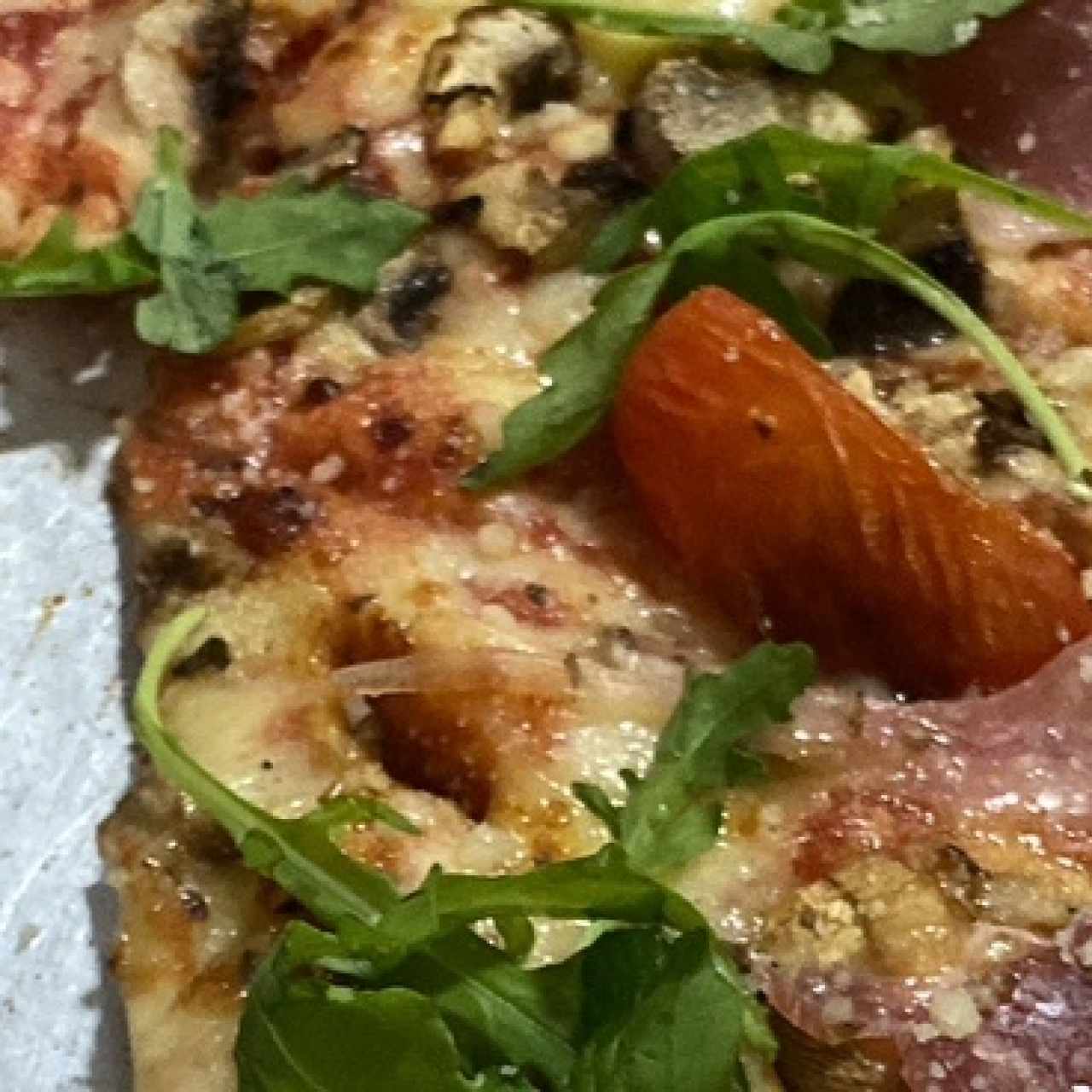 Pizza prosciutto crudo fungui e rucola