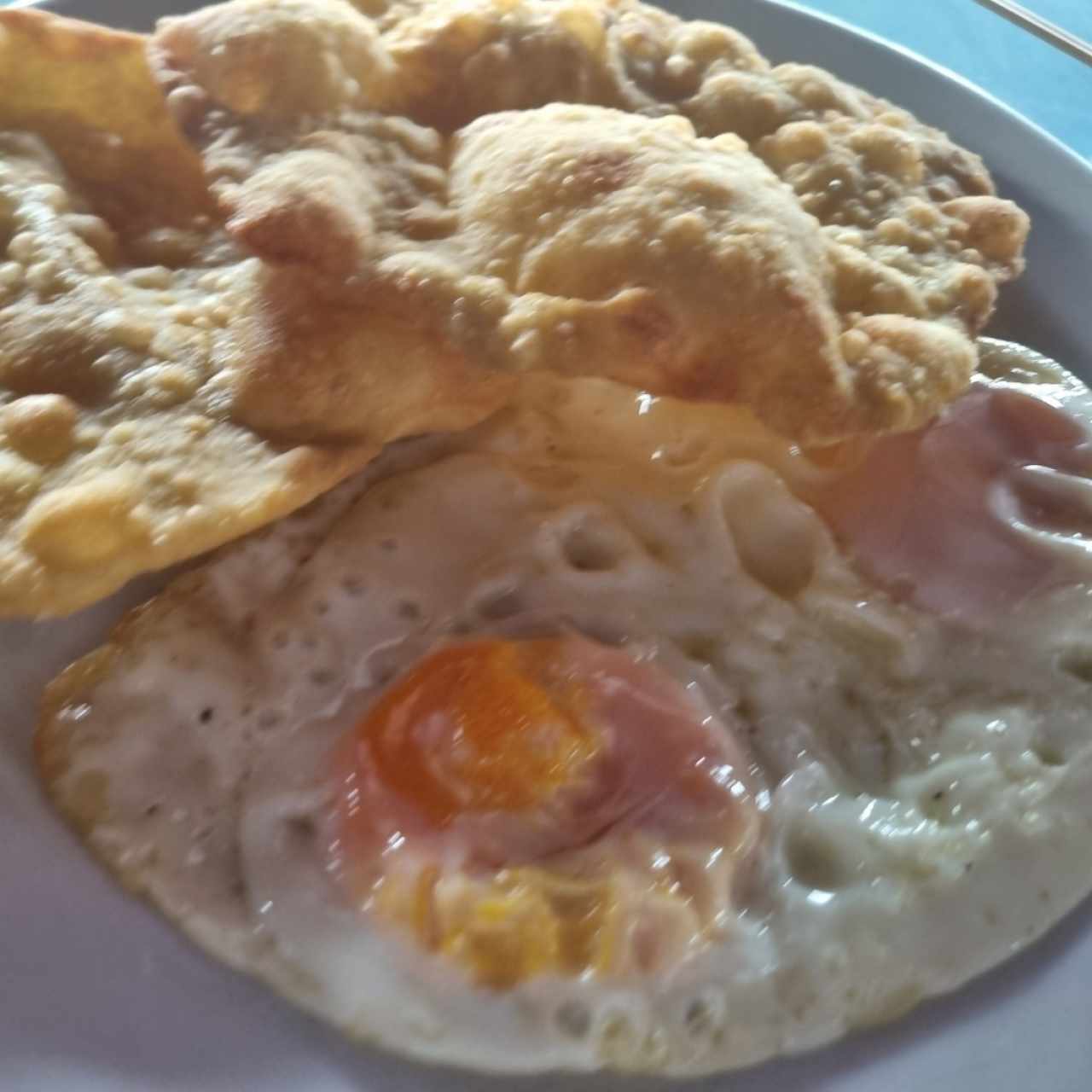 Huevos fritos con hojaldra
