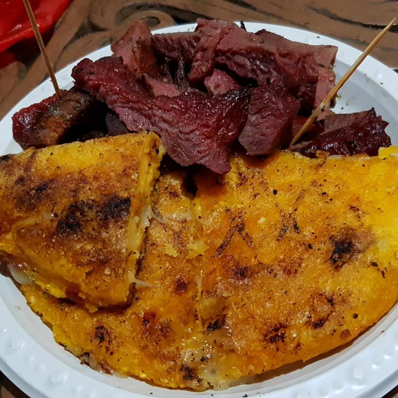 Arepa con queso acompañado de tasajo