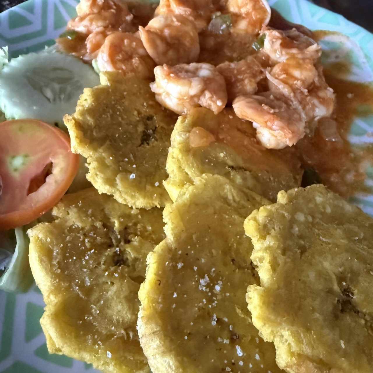 Camarones en salsa con patacones