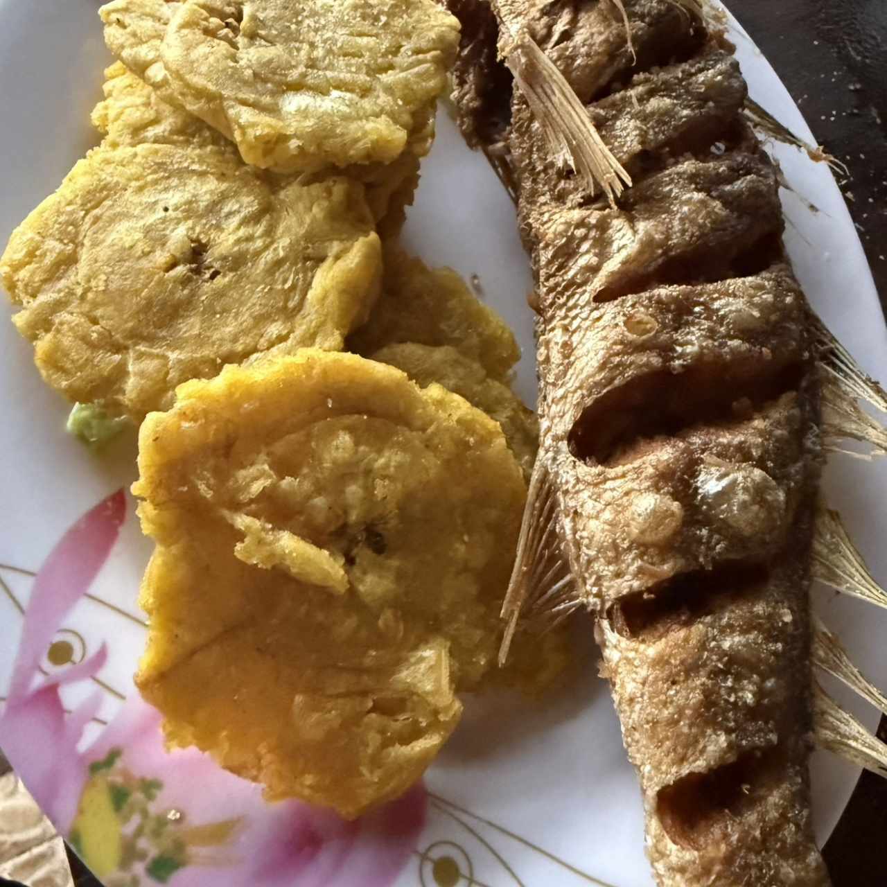 Pescado frito con patacones