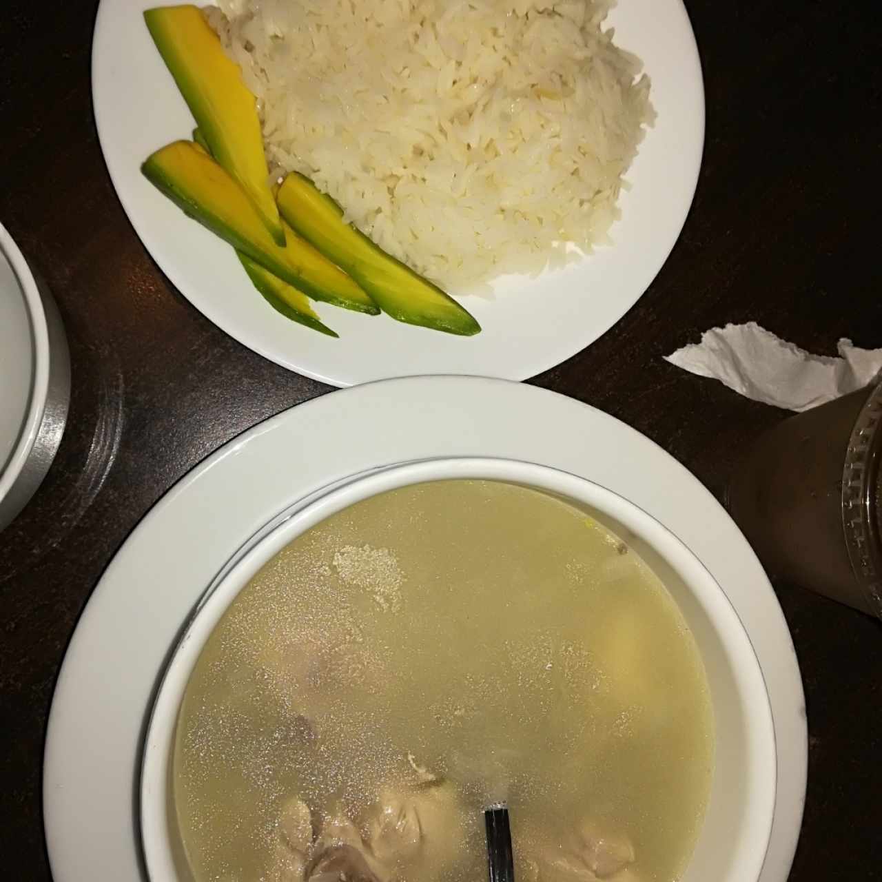 sancocho con arroz y aguacate