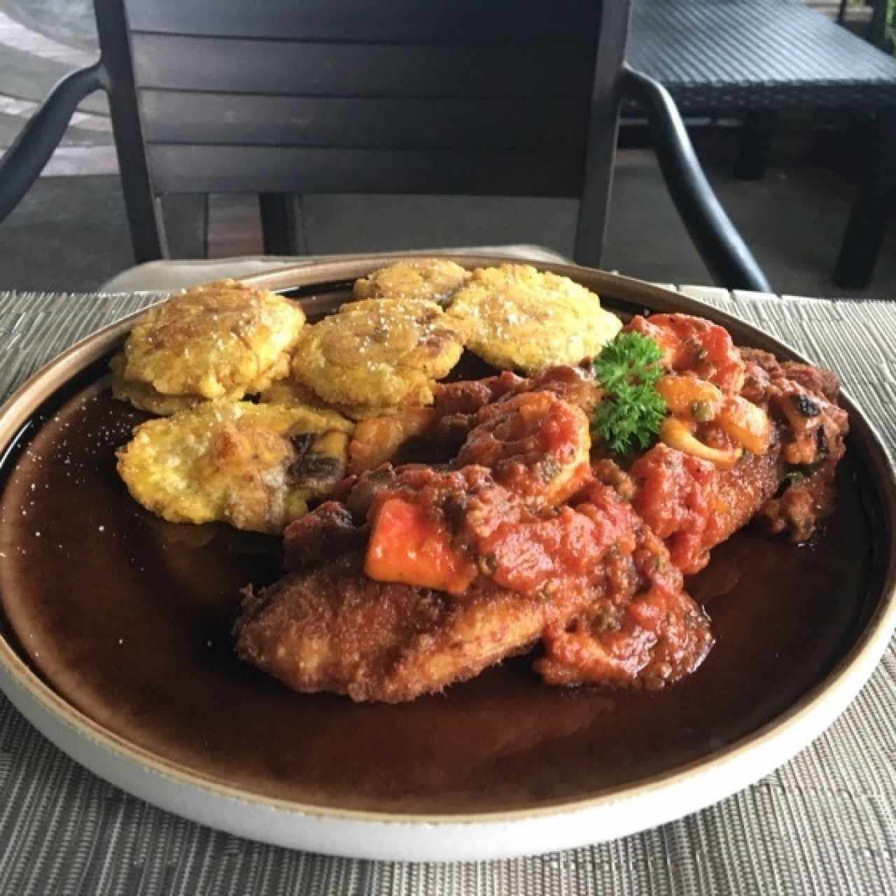 Pollo a lo macho con patacones 