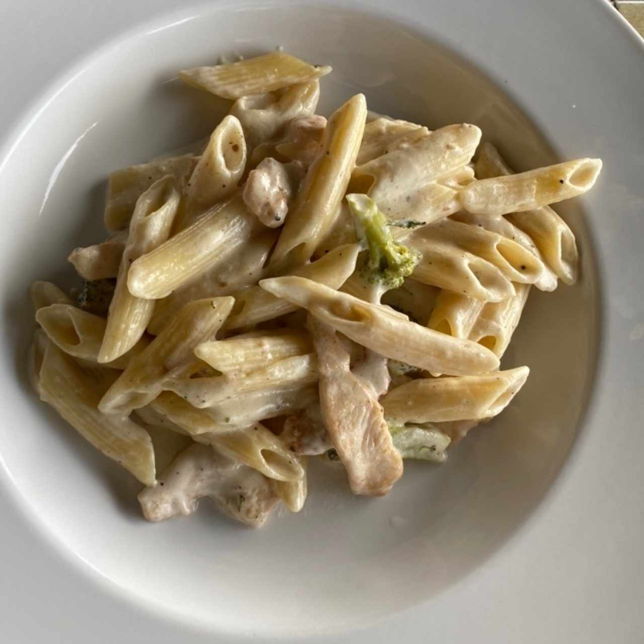 Penne alfredo con pollo y brócoli