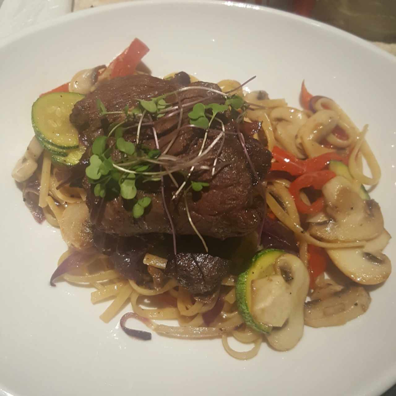 Entraña con vegetales y linguini al óleo 