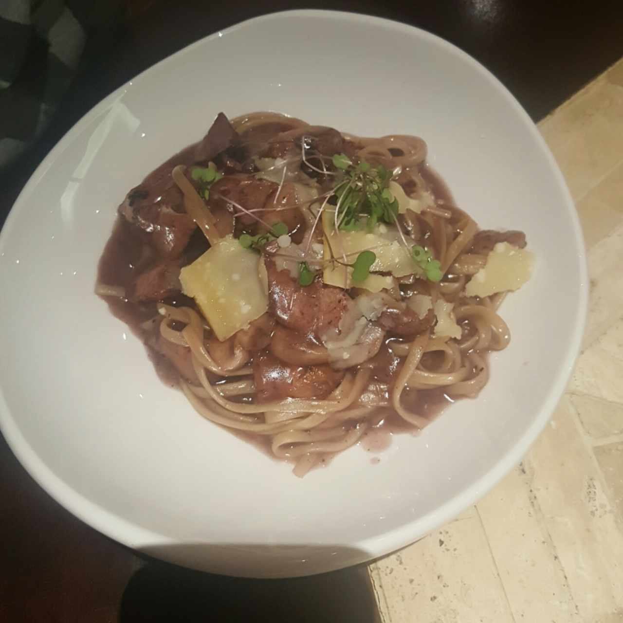 Pollo con linguini en salsa de vino