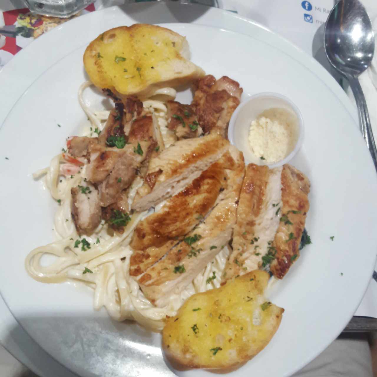 Pasta con pollo y pan.