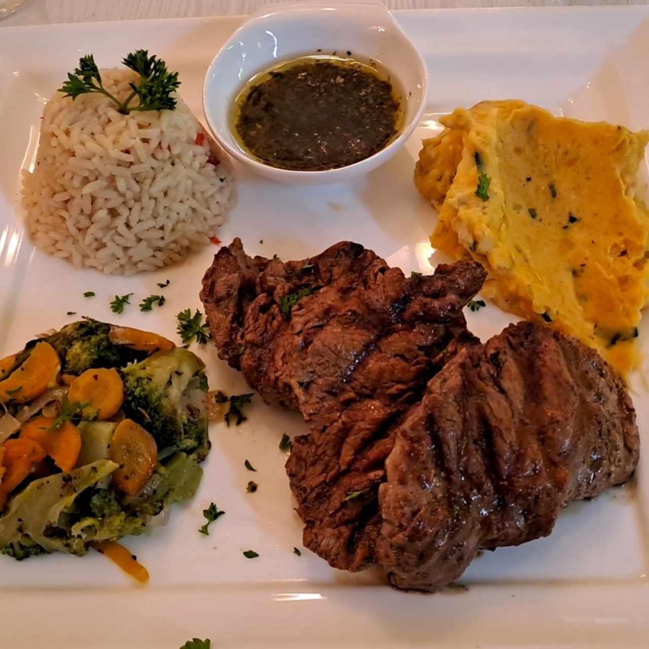 Filete al chimichurri y puré de camote y papa