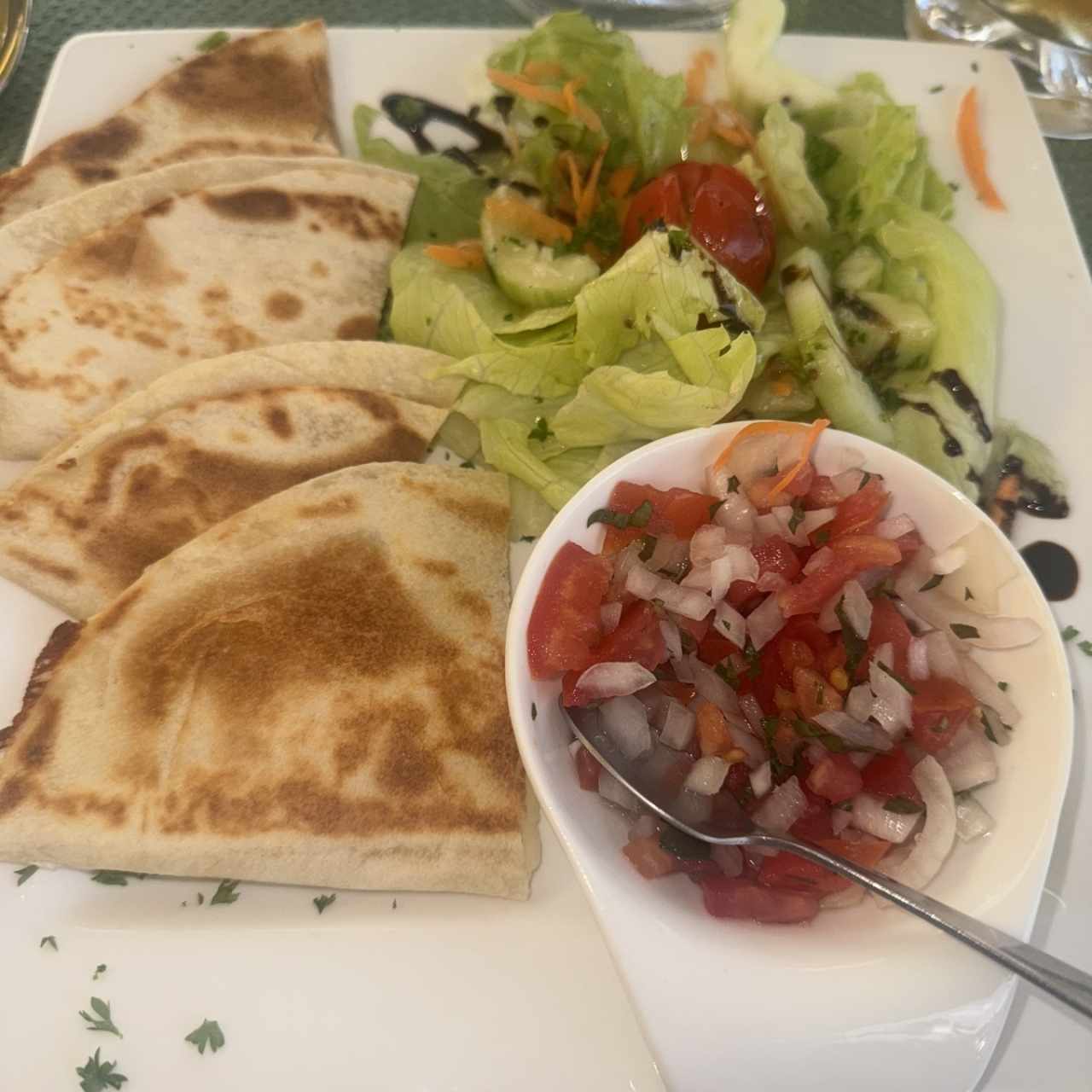 Quesadilla con ensalada 