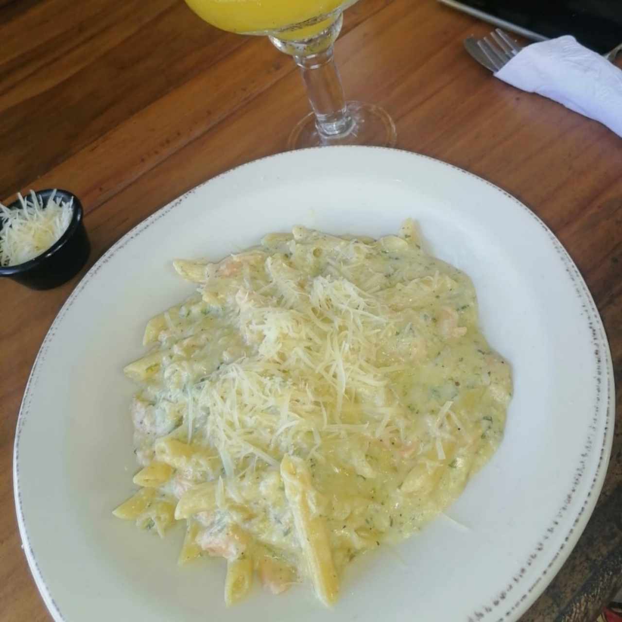 Penne Alfredo con Salmon