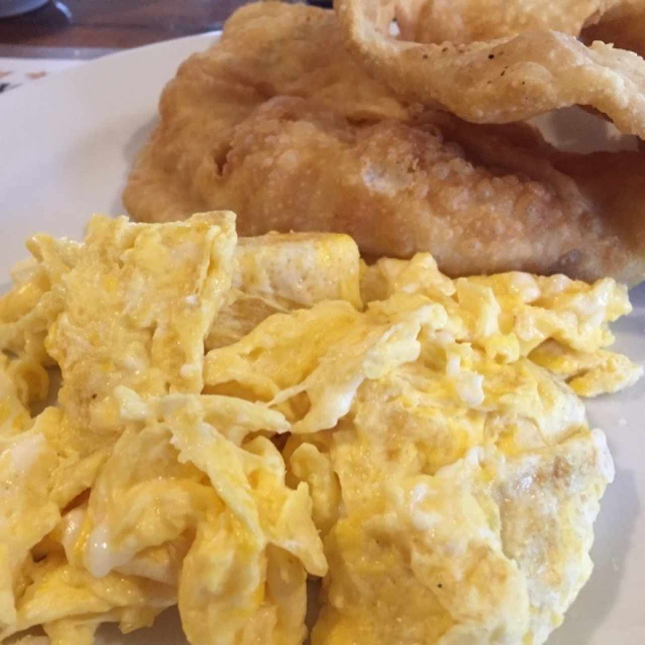 Huevos revueltos con hojaldra