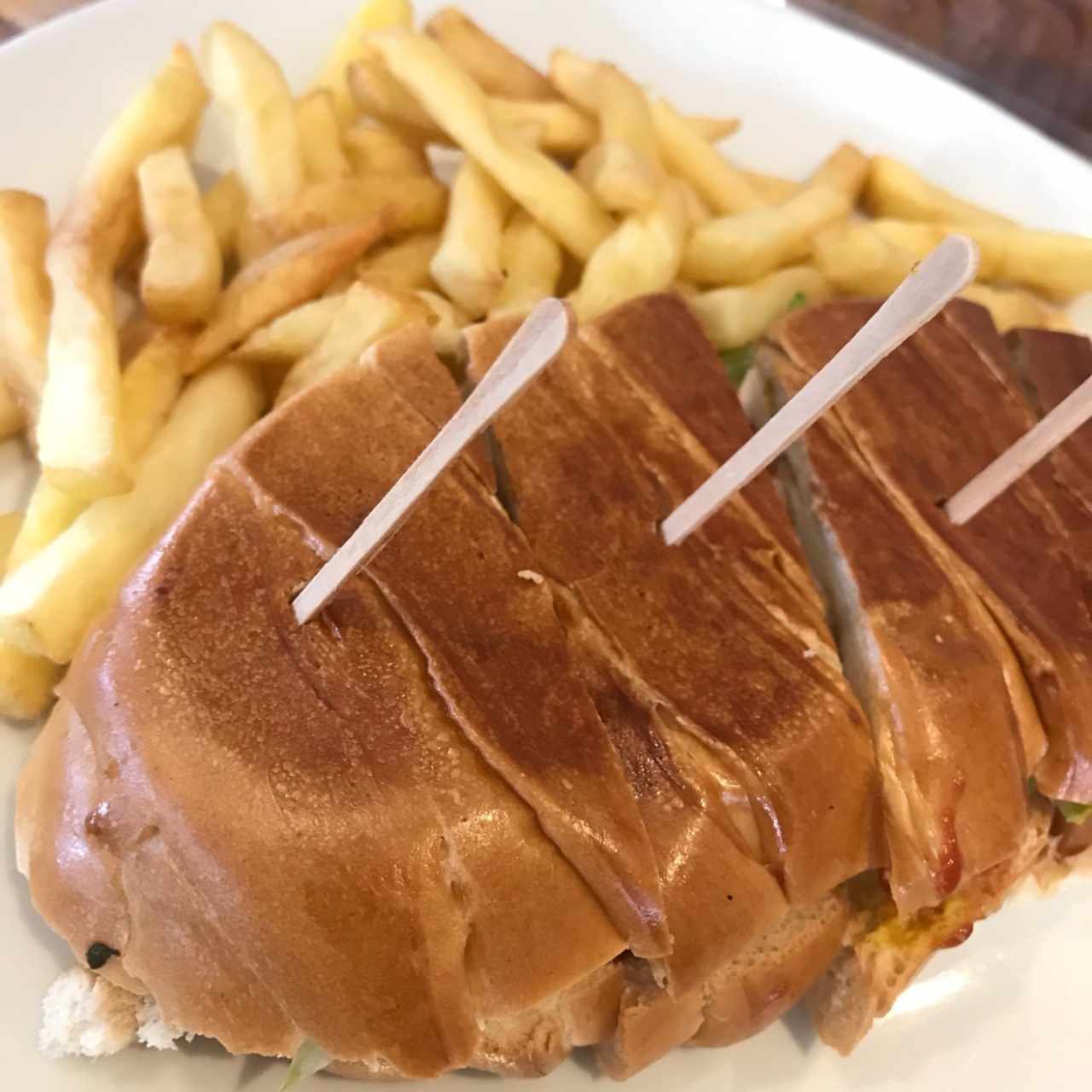 Emparedado de pollo con papas fritas