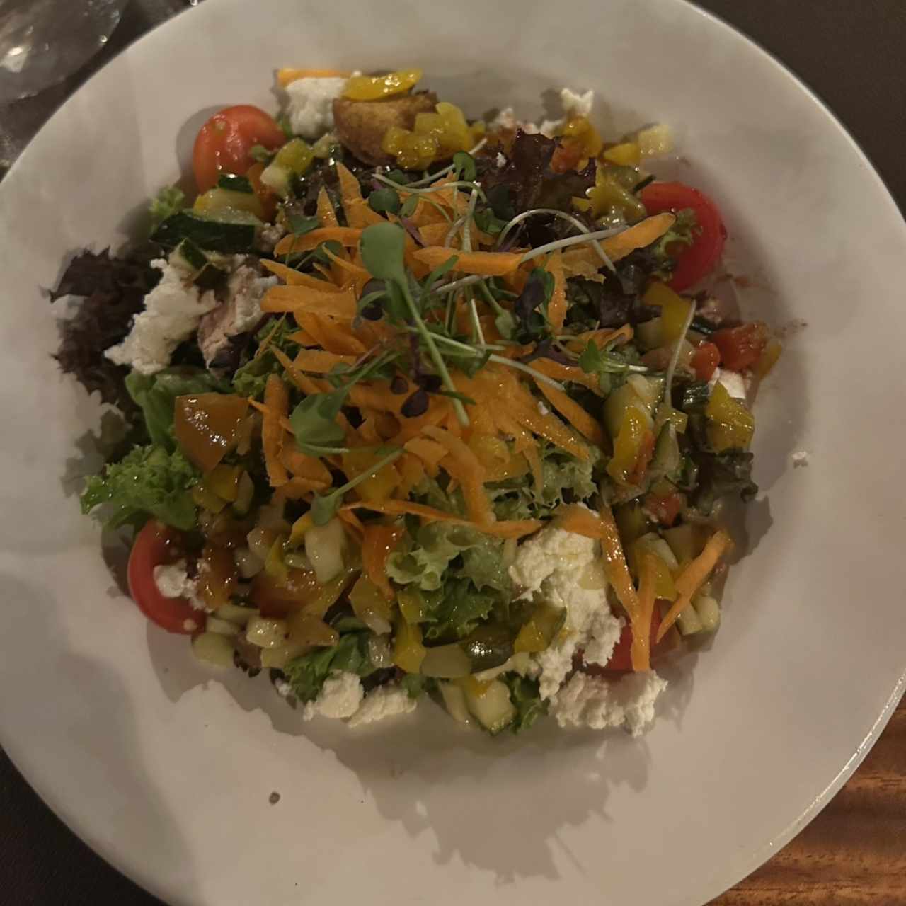 Ensalada Hipodropónica con verdura a la Parrilla ,Queso Fresco de Cabra,Zarzamora y Aderezo Bálsamico