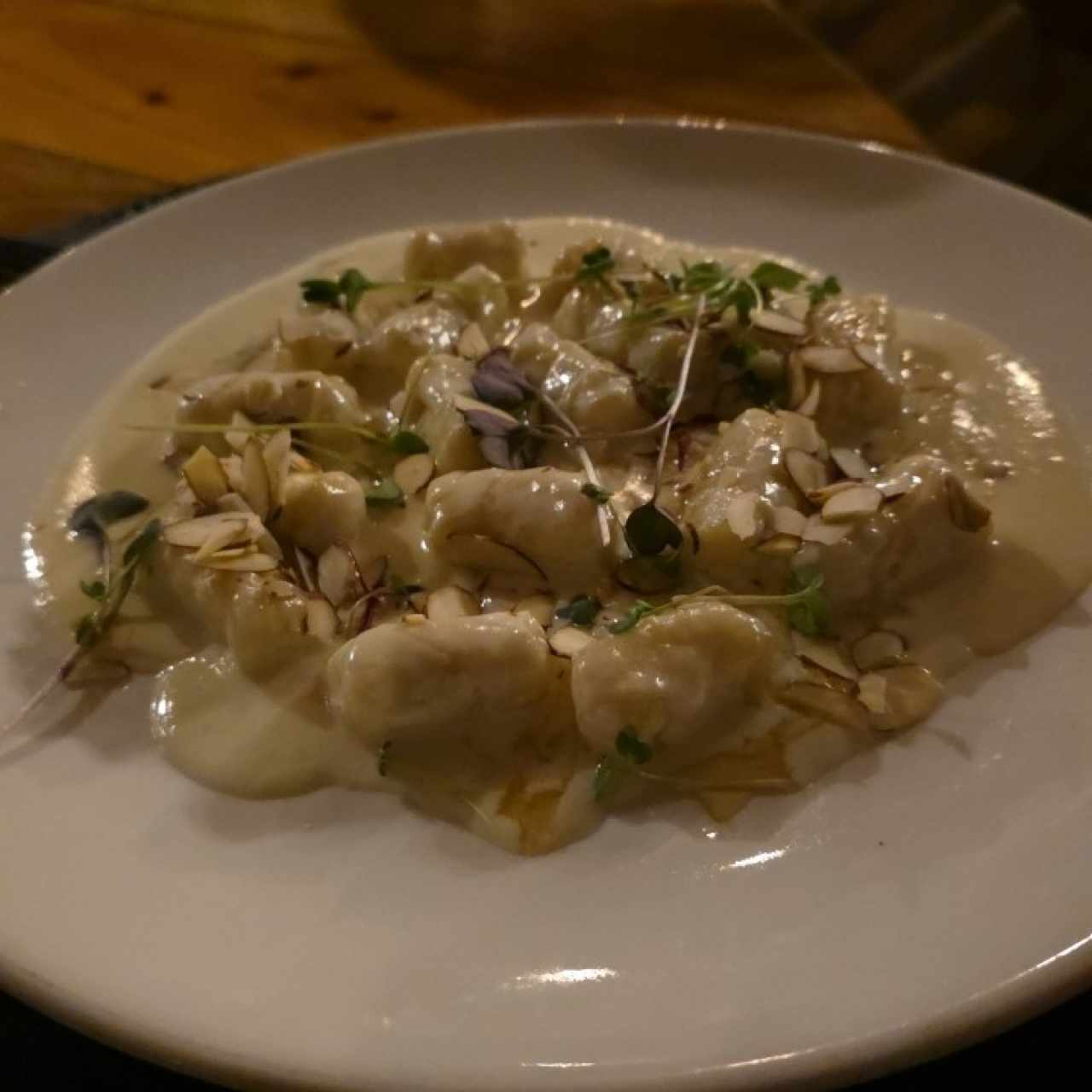 Gnocchi de Papas Caseras con fonduta de Queso Provolone ,almendras rostizadas y miel de Boquete