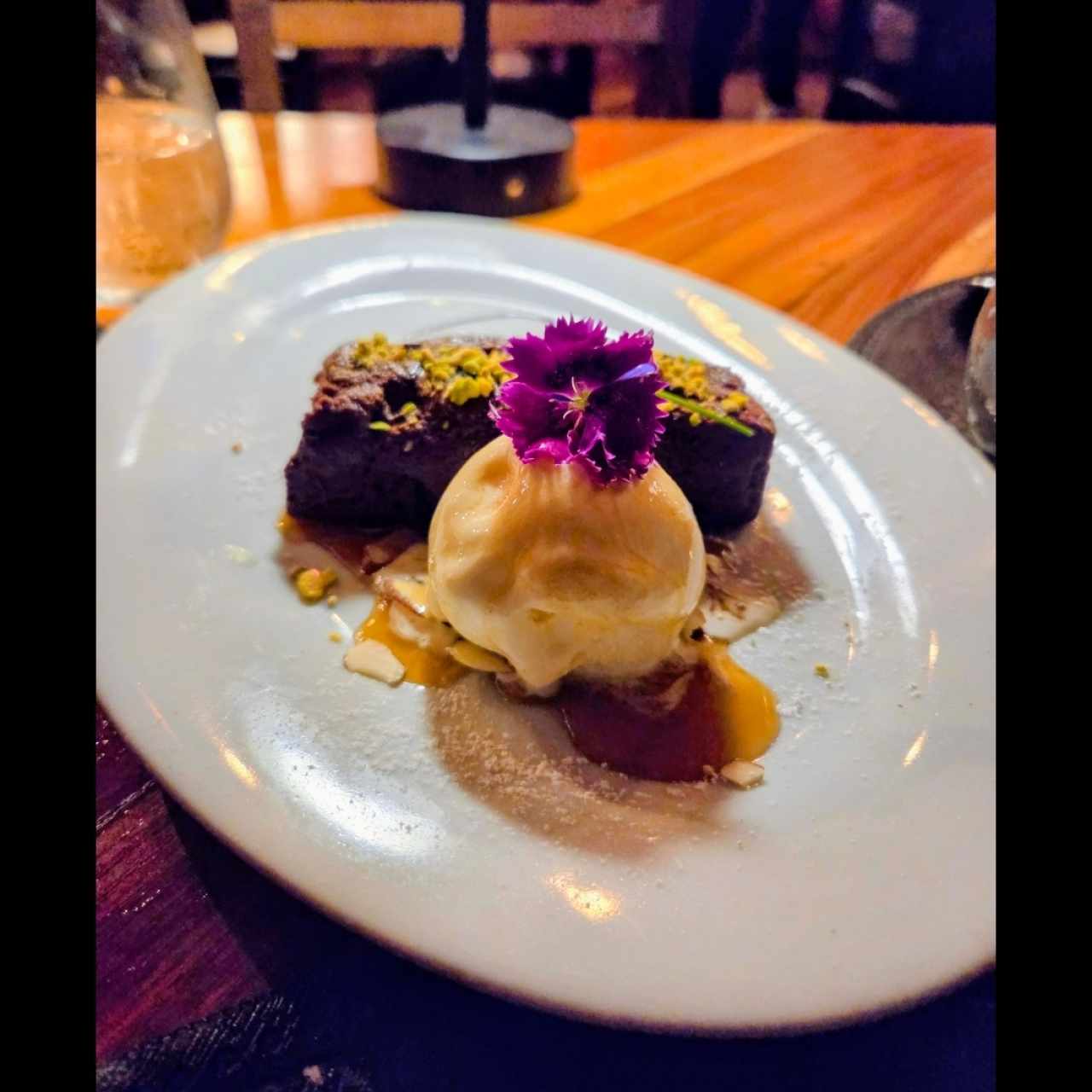 Postre Fondant de chocolate con helado de vainilla 