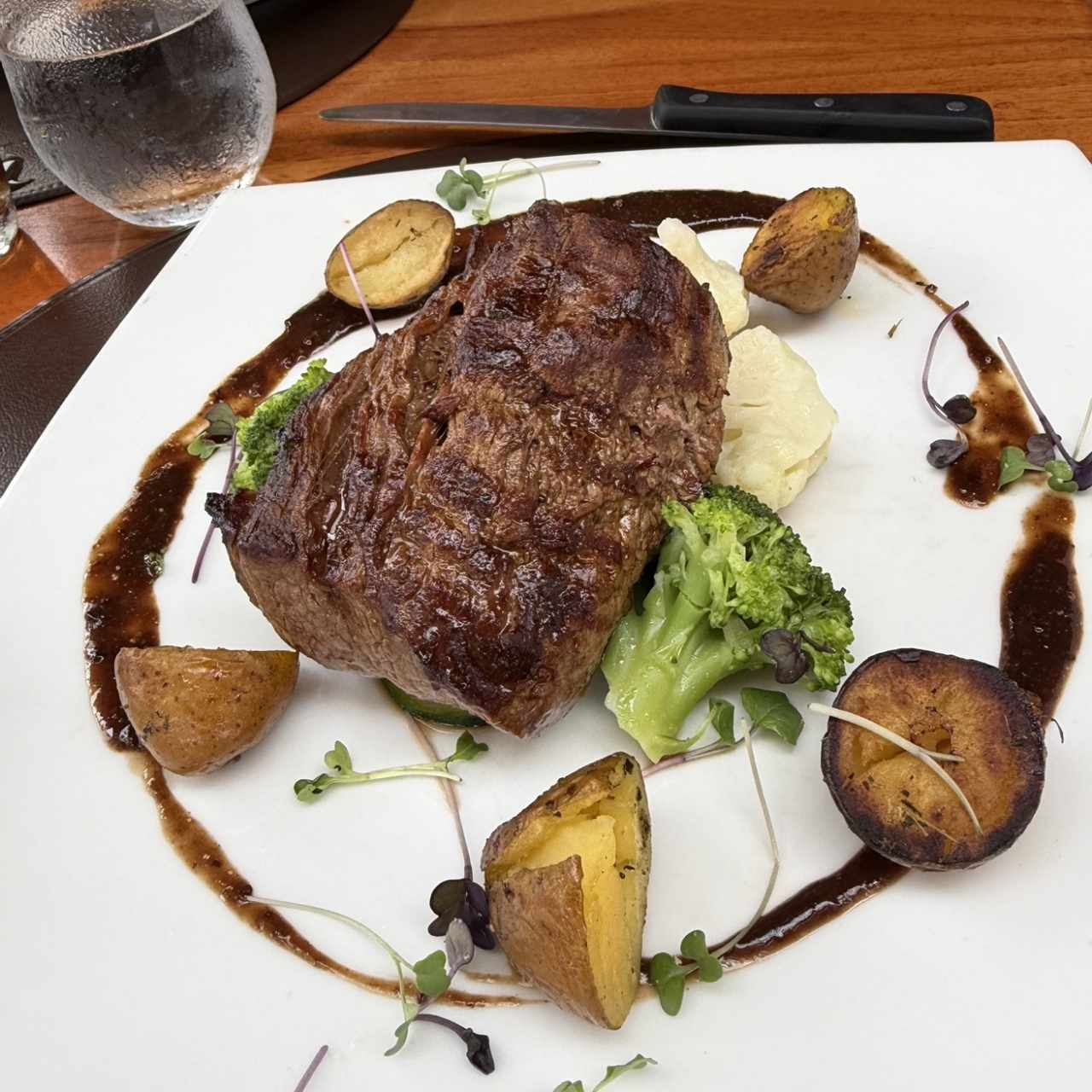 Filete de Res (9 oz)Con Papas,vegetales y salsa de Granos de Mostaza