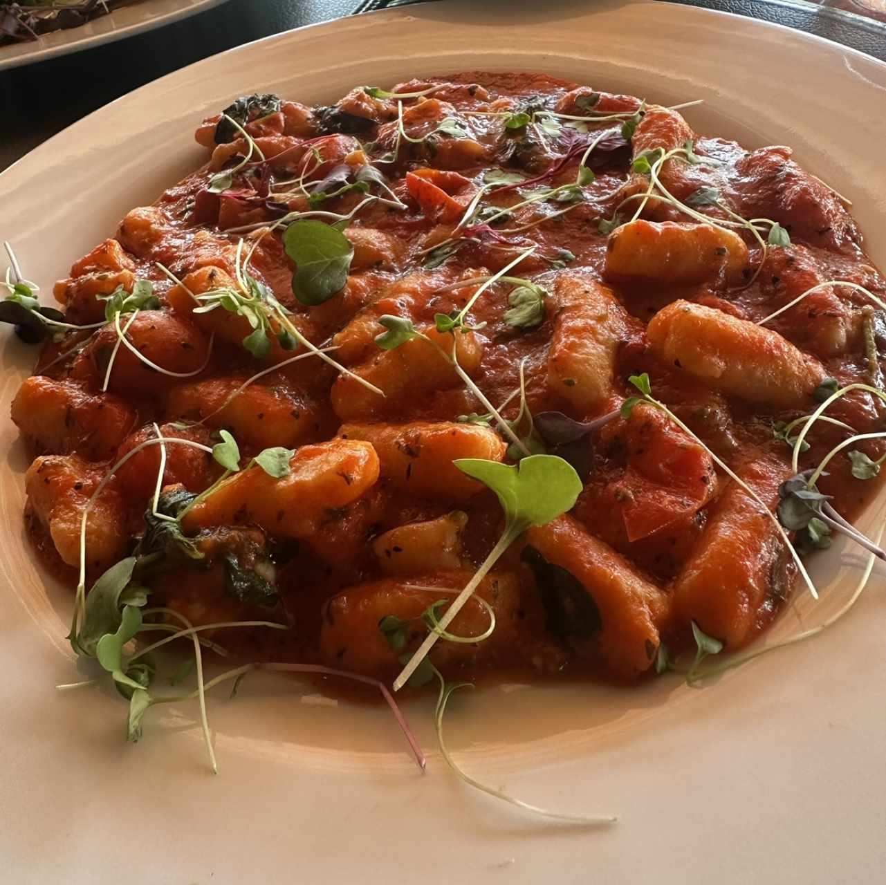 Gnocchi de langostinos en salsa roja