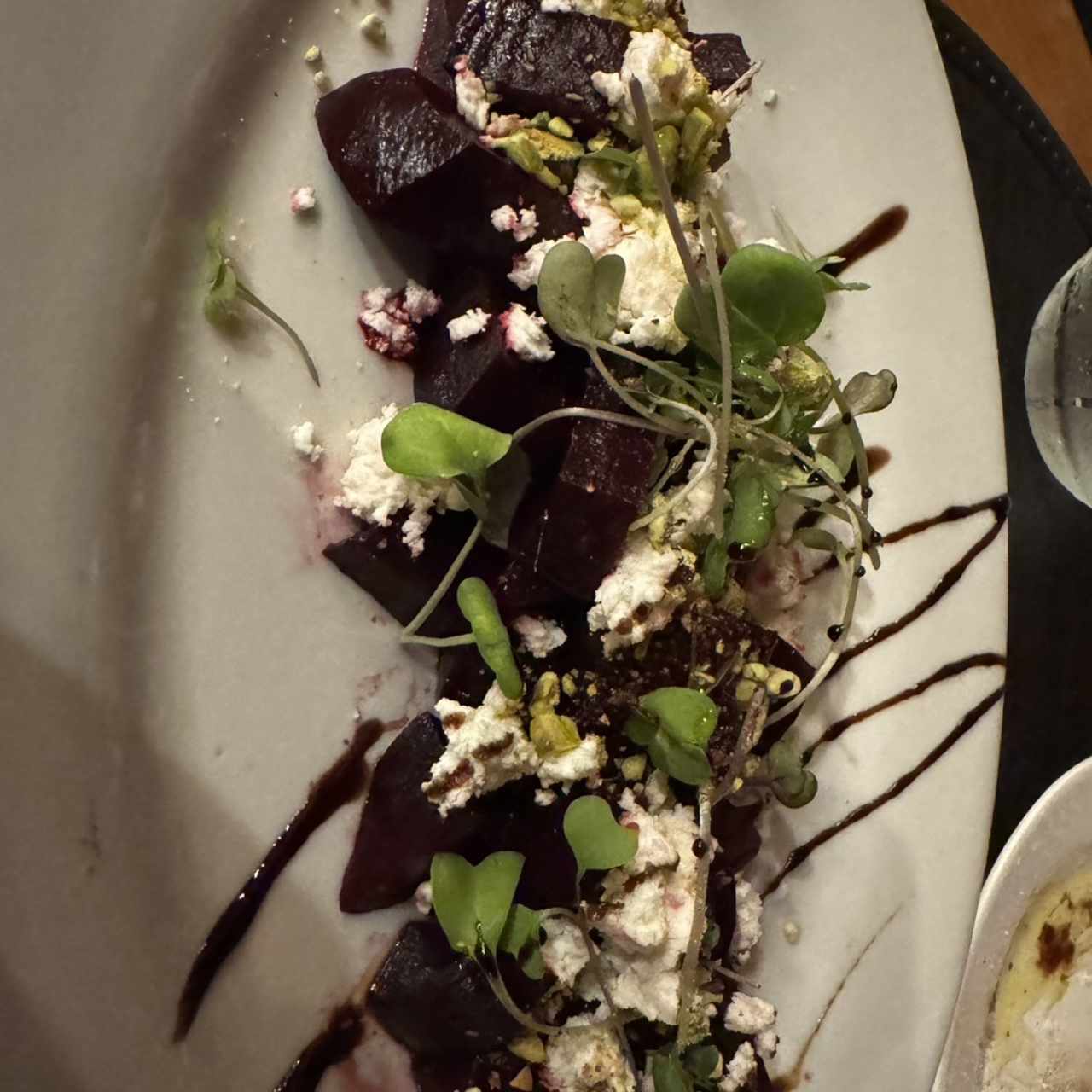 Ensalada de remolacha con pistachos y queso de cabra