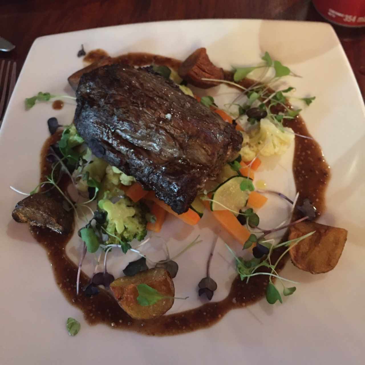 filete de res con papas y vegetales
