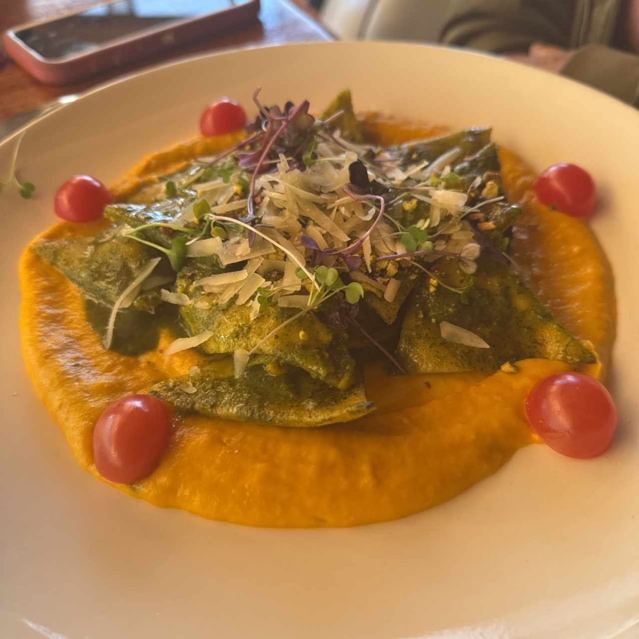 Raviolini de Cordero casero con pesto de Menta,puré de calabaza y Pistacho