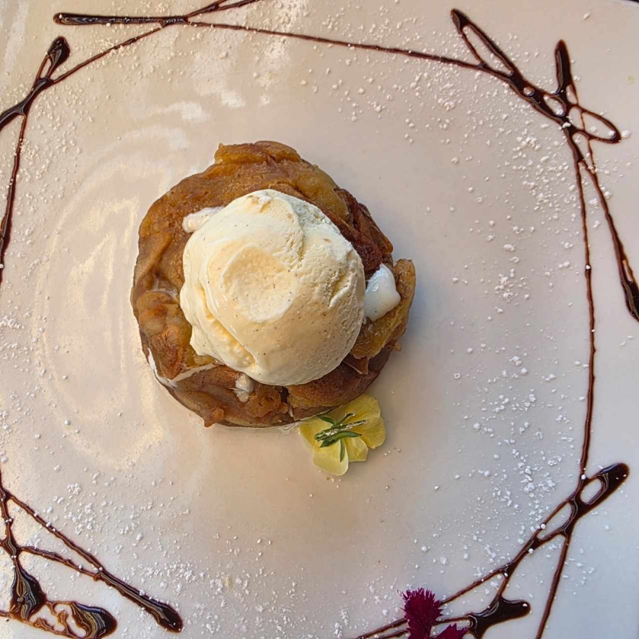 Pie de Manzana con Helado de Vainilla