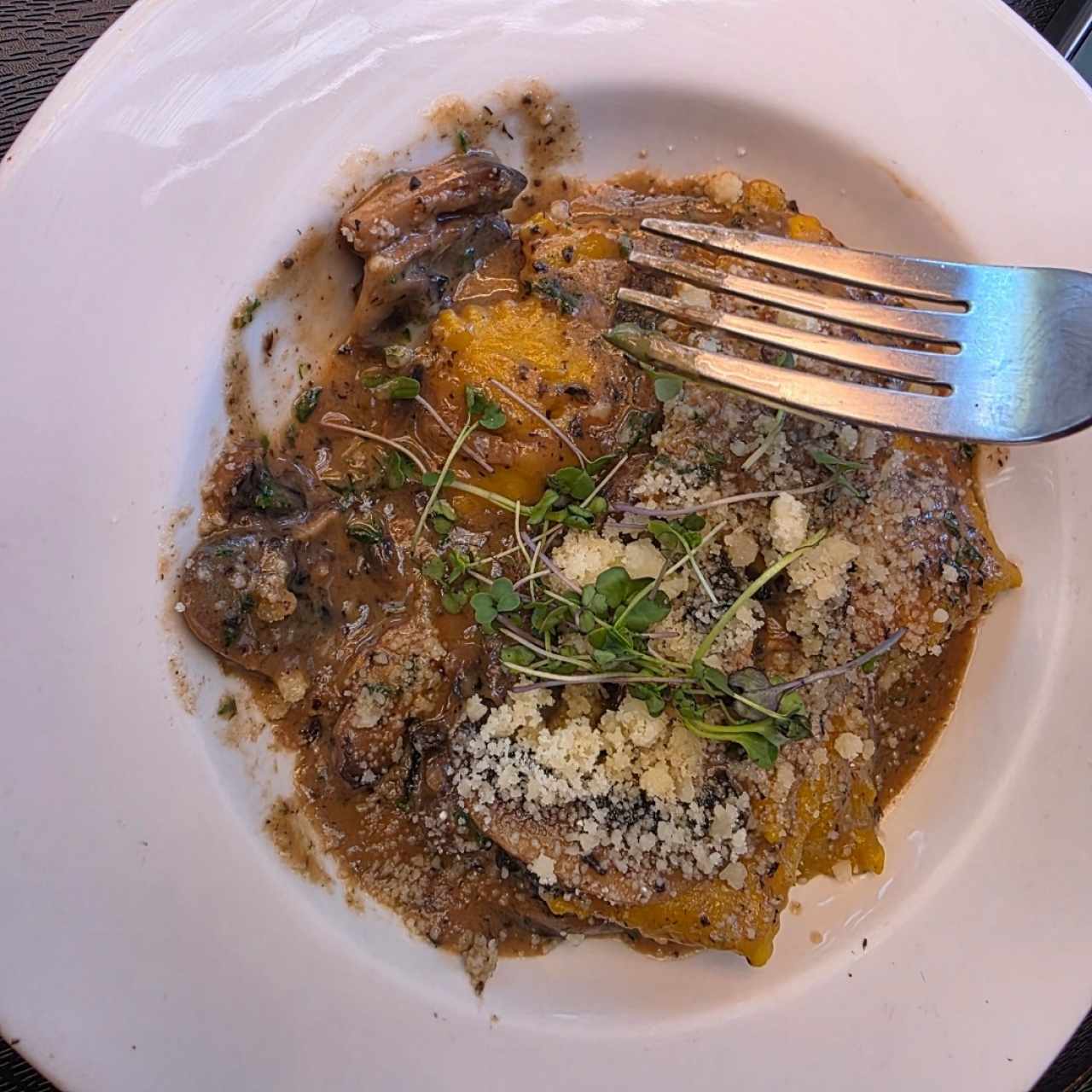 raviolis de carne con salsa de hongos