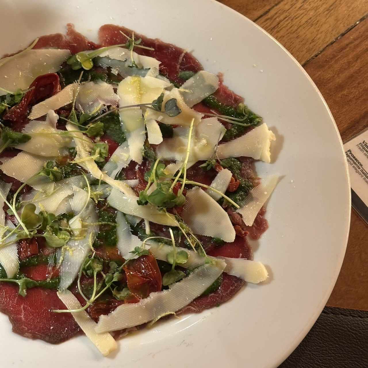 Carpaccio de Remolacha con Queso Fresco de Cabra y Aderezo de Balsámico