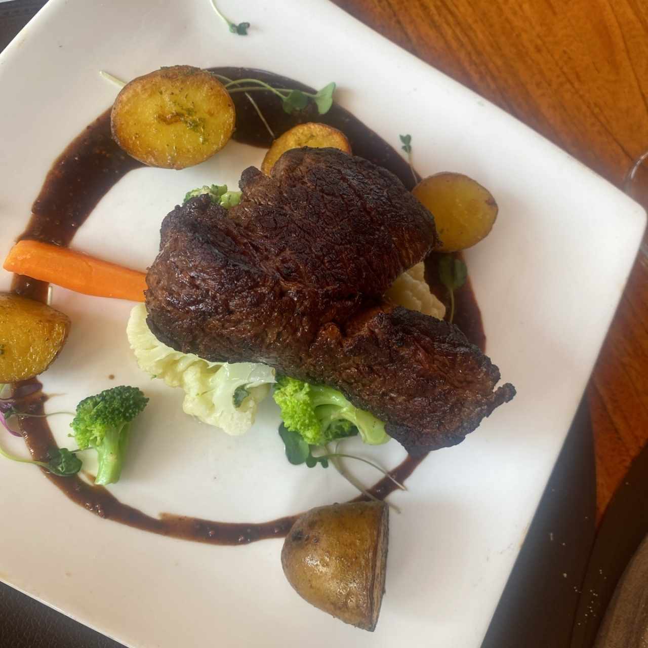 Filete de Res (9 oz)Con Papas,vegetales y salsa de Granos de Mostaza
