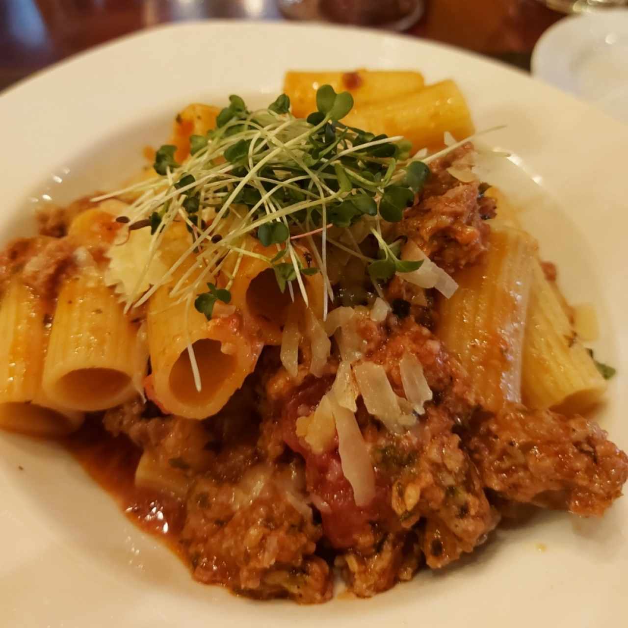 Especial del día: Rigatoni con chorizo en salsa arrabiata.