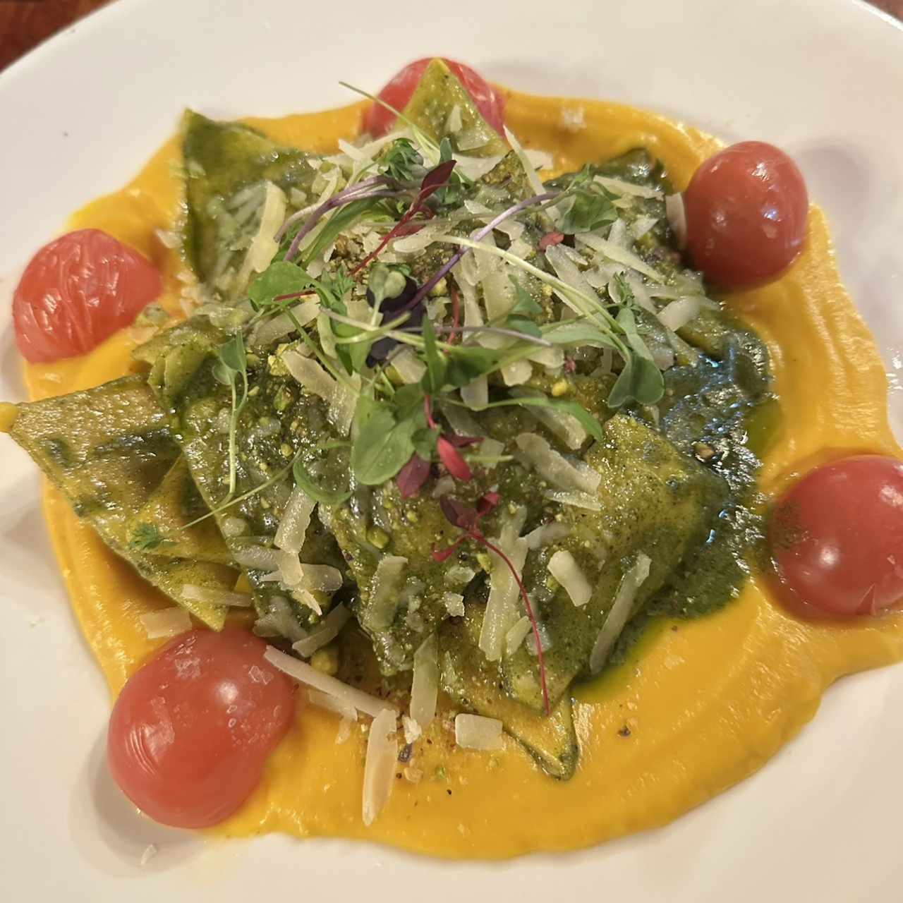 Raviolini de Cordero casero con pesto de Menta,puré de calabaza y Pistacho