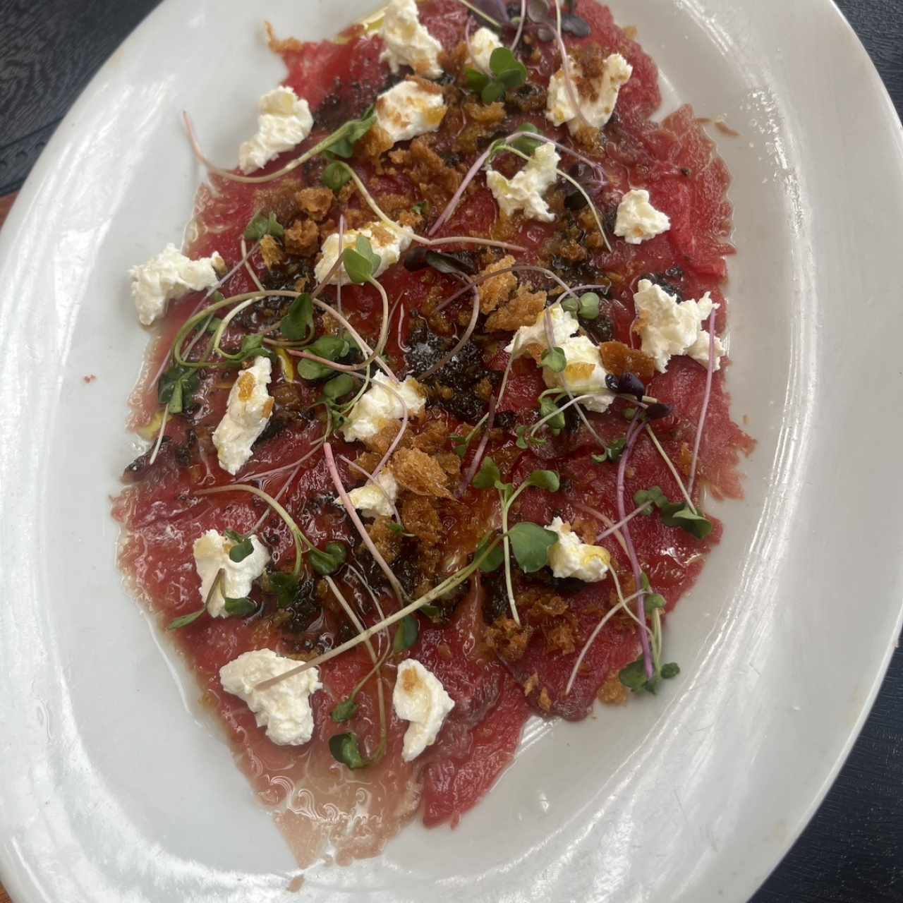 Carpaccio de res con trufa y burrata