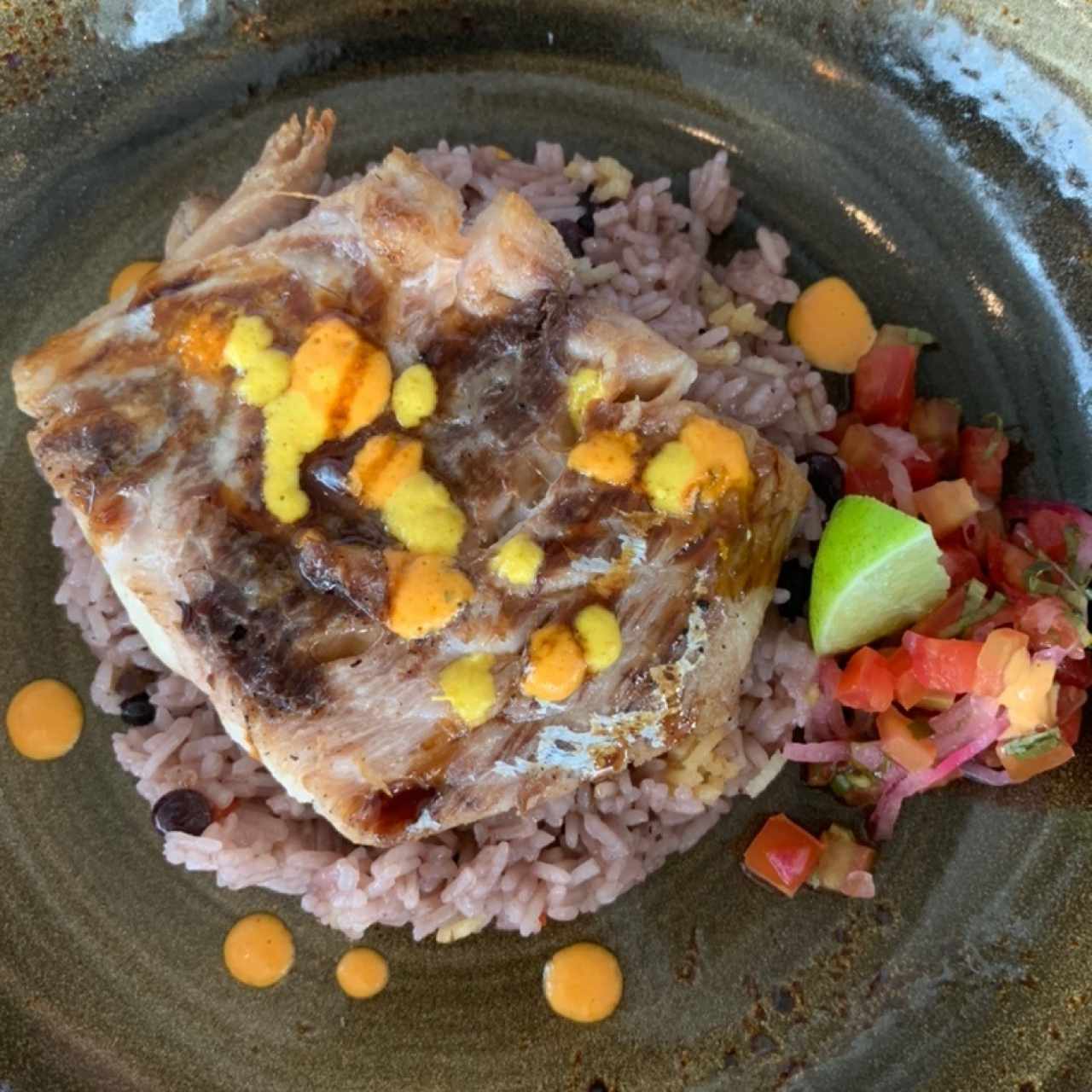 Corvina con crosta de arroz con guandu. 