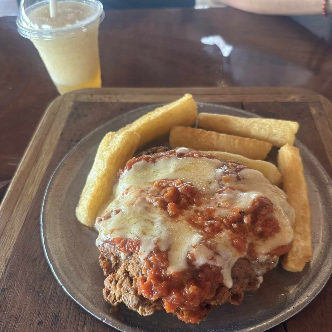 Filete de Res a la Parmezana con yuca frita y limonada con hierbabuena 