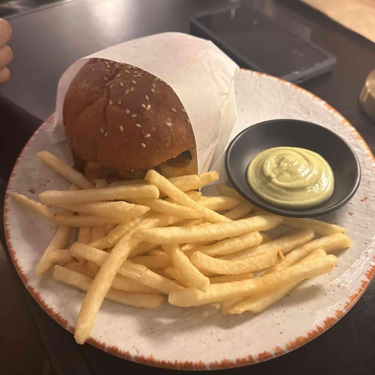 Hamburguesa ternerita 3 quesos con papas fritas