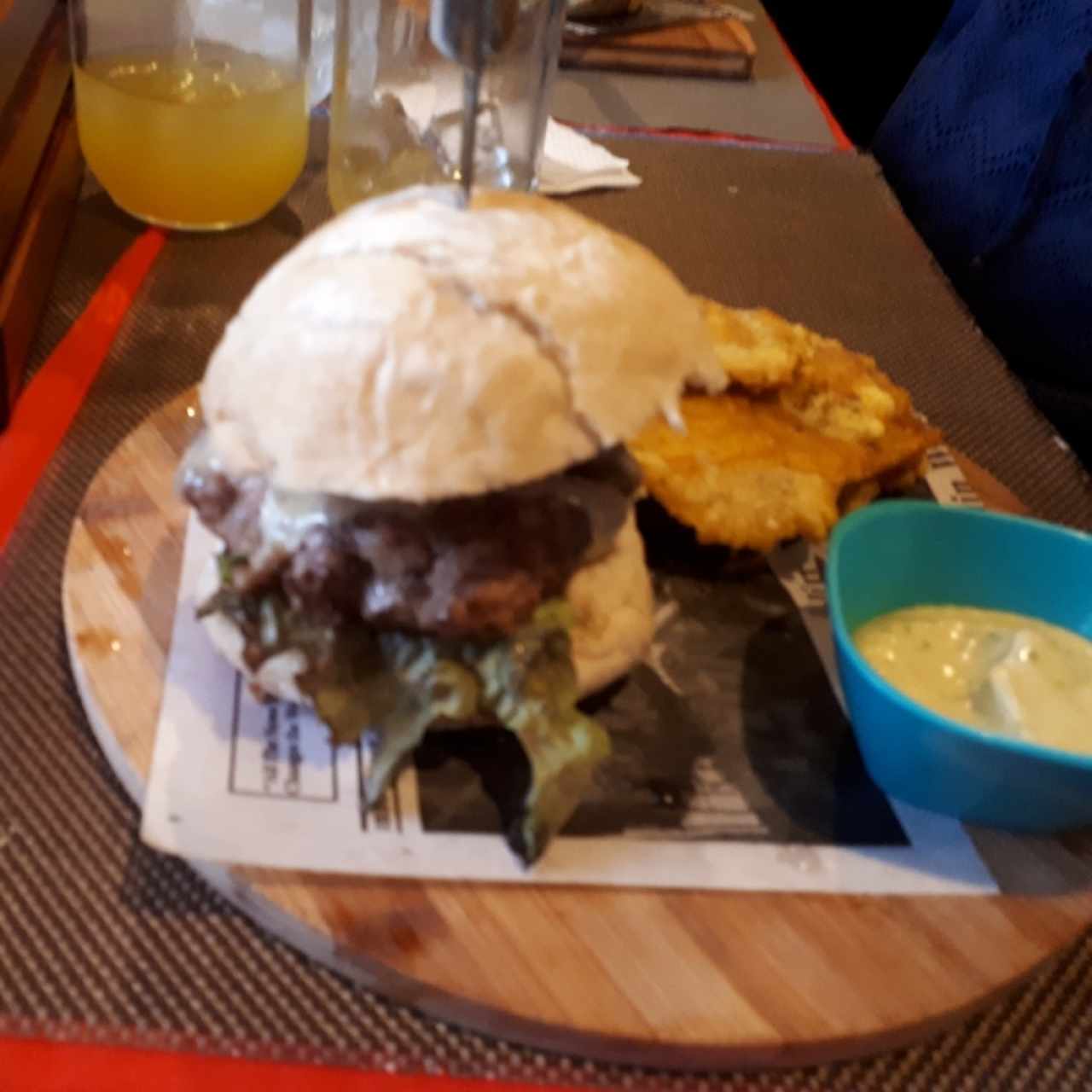 hamburguesa de cerdo con patacones
