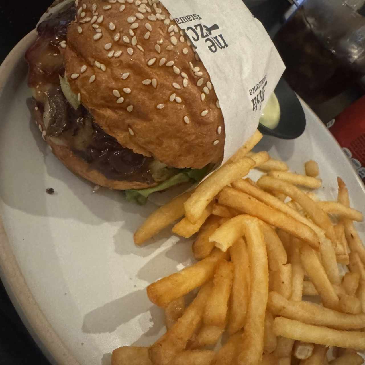 Hamburguesa fitifiti 50/50 con papas fritas