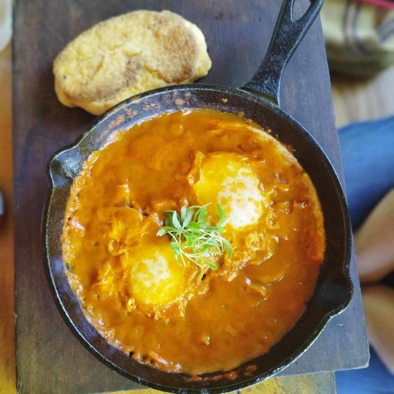 Shatshuka con huevos y hojaldre