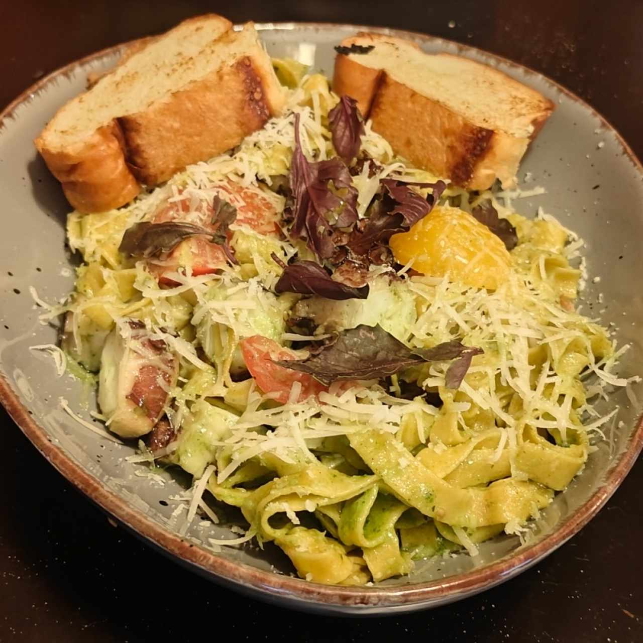 Fetuccini pesto con pulpo