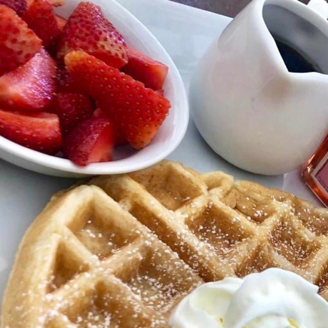 waffles con crema y fresas