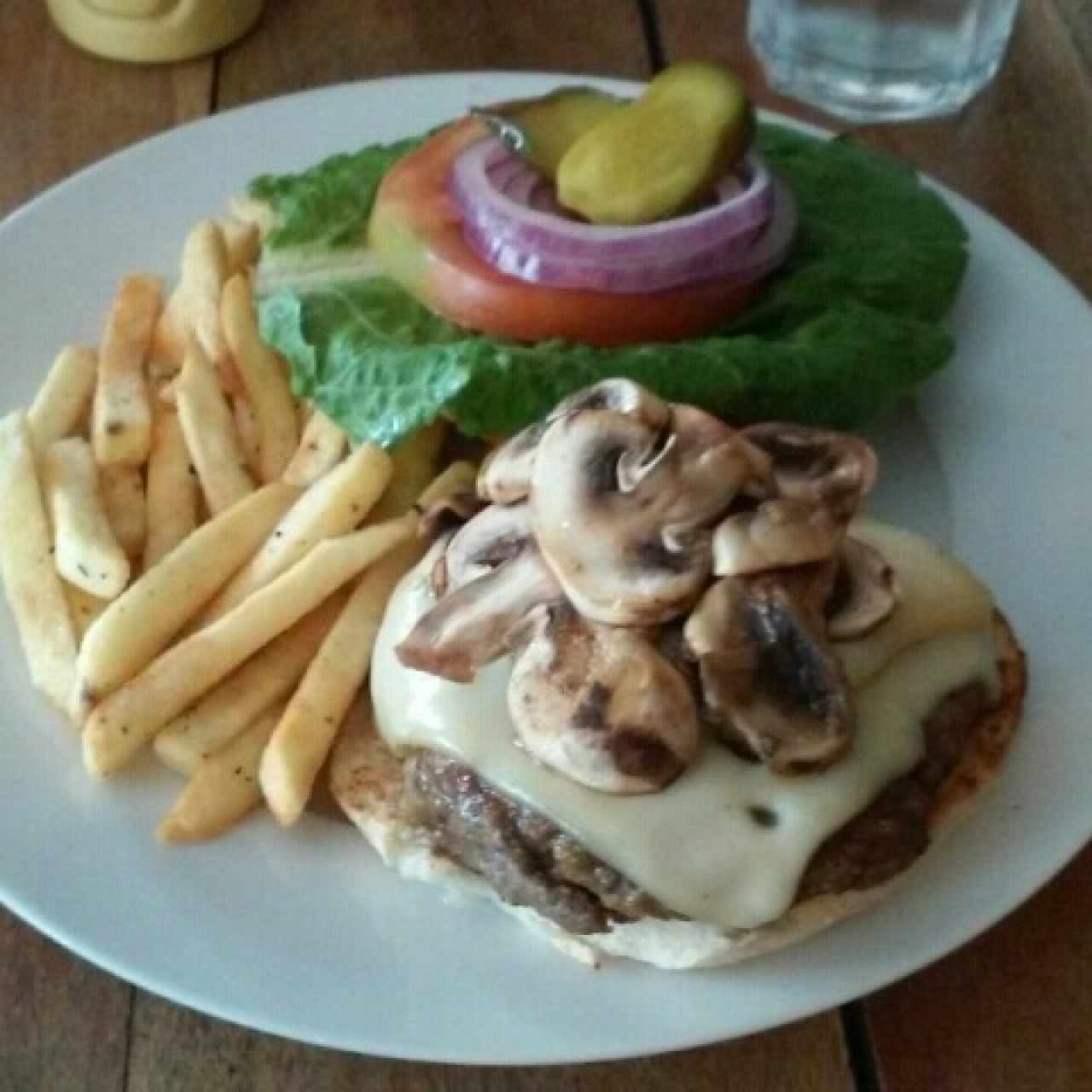 Hamburguesa con hongos y queso suizo
