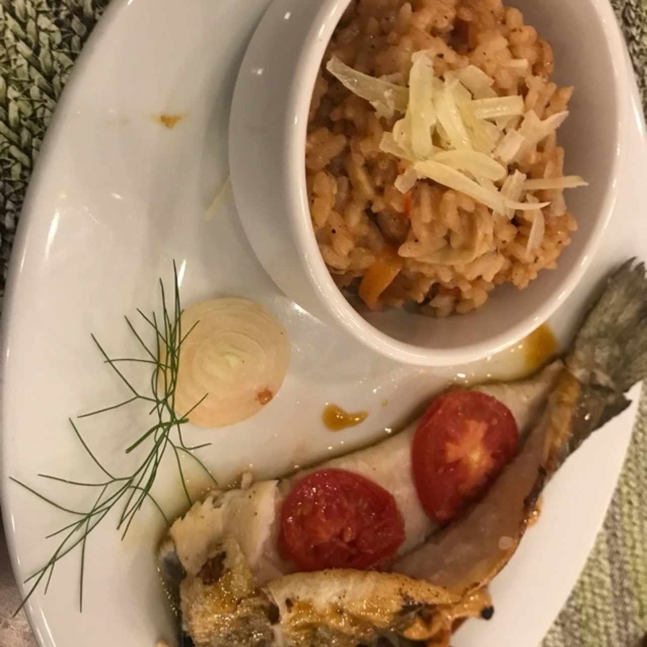 trucha rellena con risotto de hongos