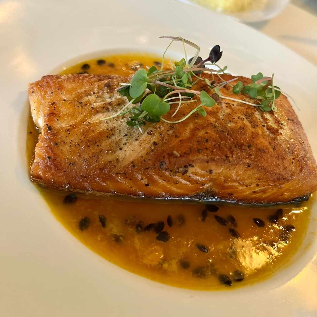 Salmon en salsa de maracuyá