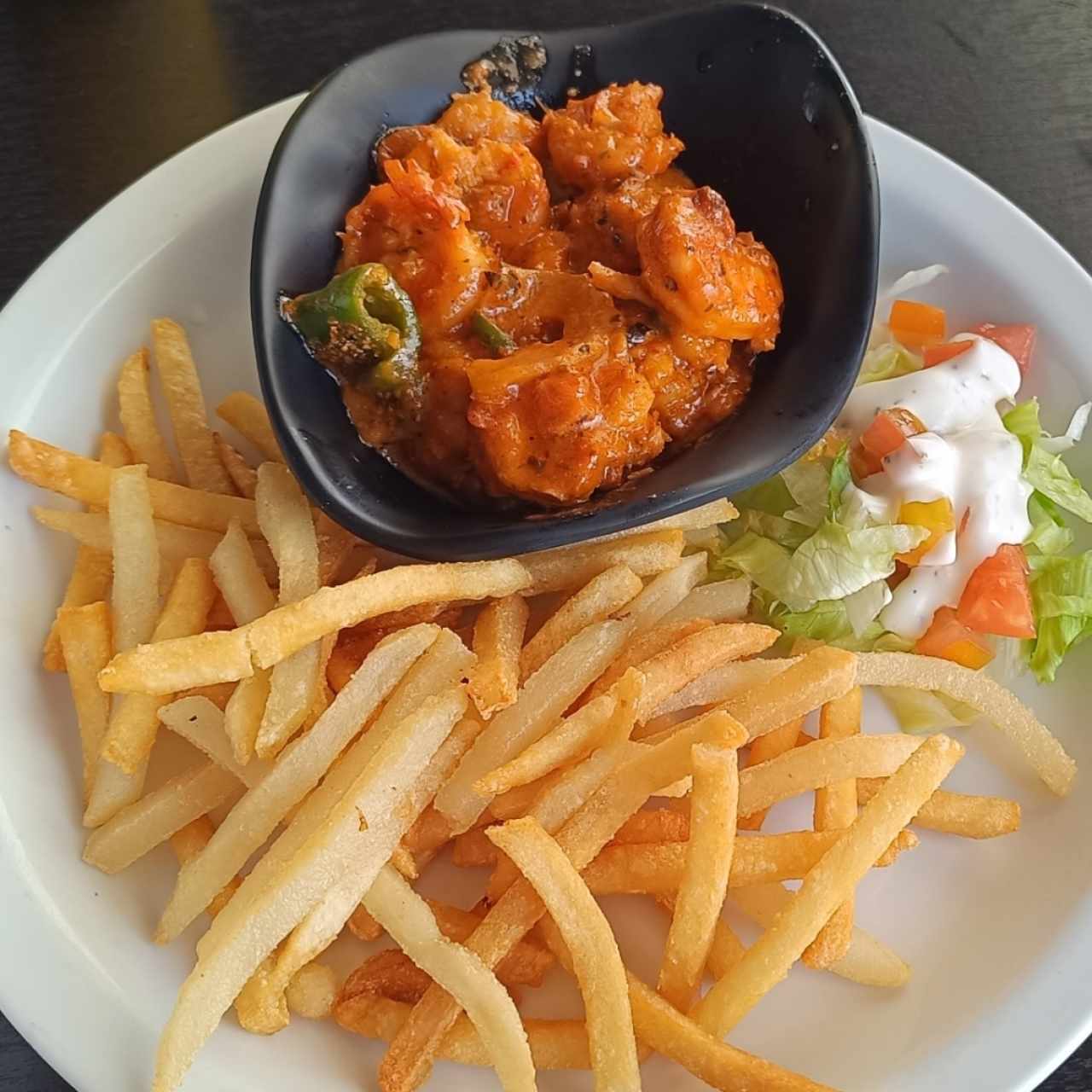 Camarones a la costeña con papas 