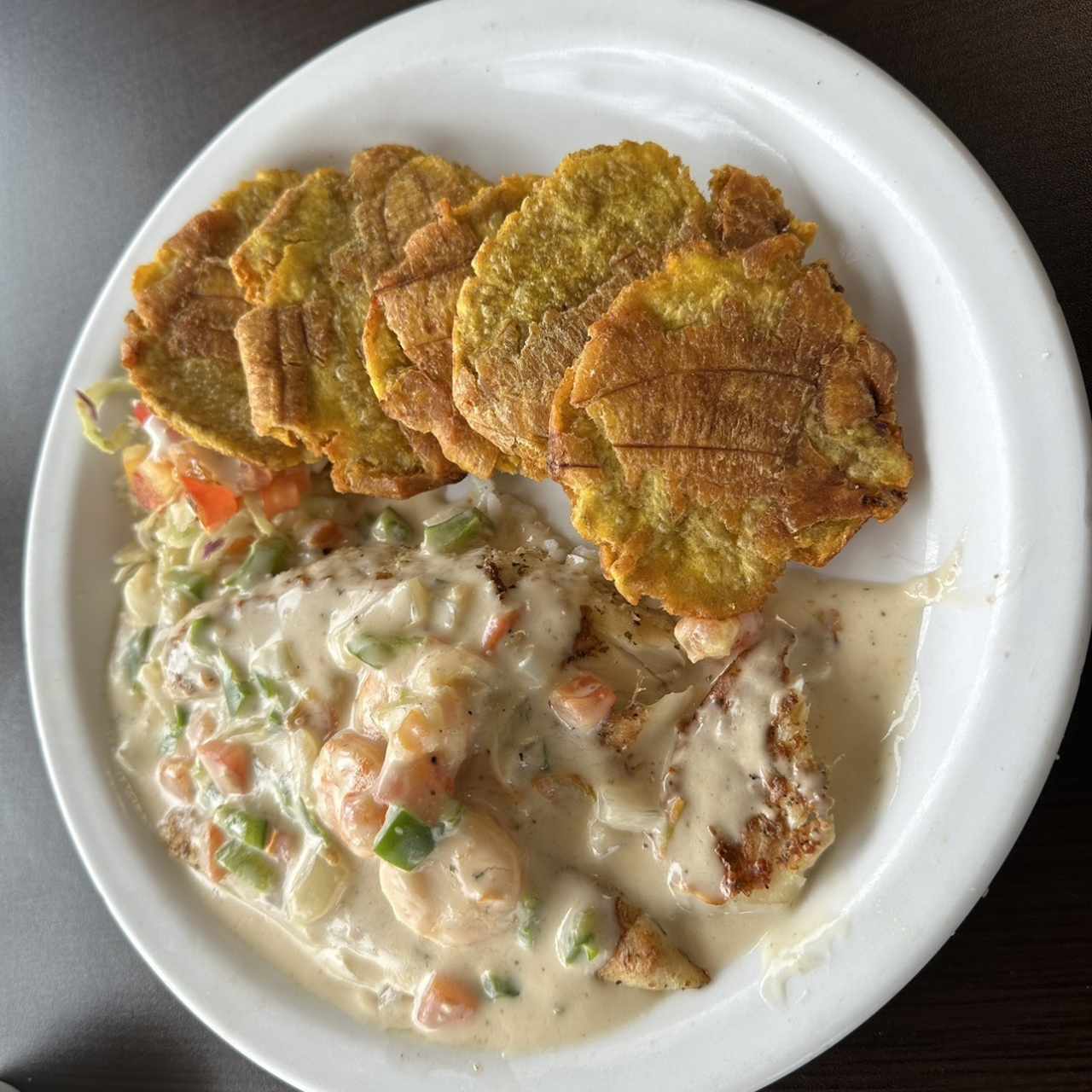 FILETE DE PESCADO RELLENO (Salsa Blanca) CON PATACONES 